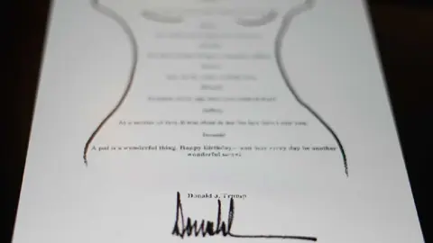 Revelan carta de cumpleaños de Trump a Jeffrey Epstein que incluye comprometedor dibujo de mujer