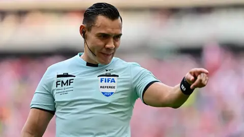 'Gato' Ortiz lanza misterioso mensaje tras polémico arbitraje al América contra Atlas