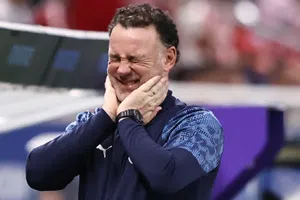 Milito culpa al mal estado de la cancha tras lesión de Bryan González en el Cuauhtémoc