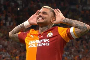 Mauro Icardi perdió la cabeza y dio cabezazo a un fan