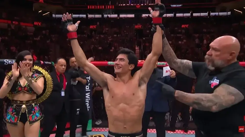 El mexicano Santiago Luna gana por nocaut en su debut en UFC y lanza emotivo mensaje