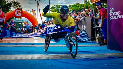 Indeporte apoyará a atleta que cayó en un bache durante Maratón de la CDMX