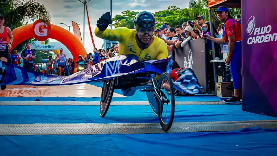 Indeporte apoyará a atleta que cayó en un bache durante Maratón de la CDMX