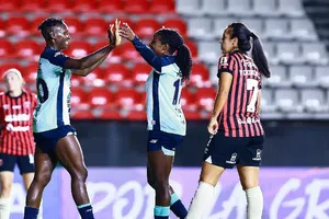 Triplete de Ihezuo y exhibición ofensiva: Pachuca Femenil arrasa a Alajuelense