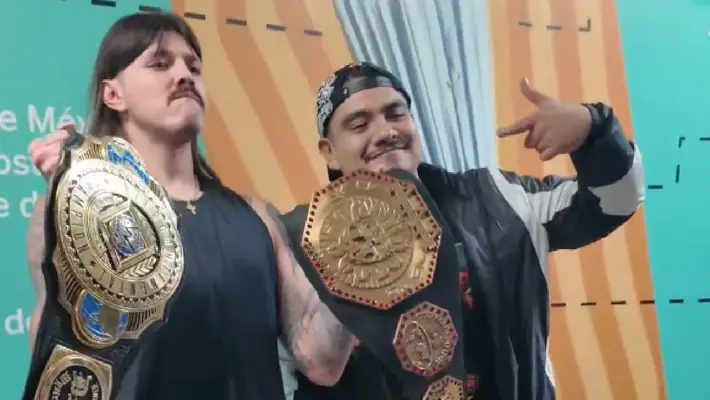 ¡Cruce de campeones! Dominik Mysterio se encontró con Aczino en backstage de Alianzas Triple A