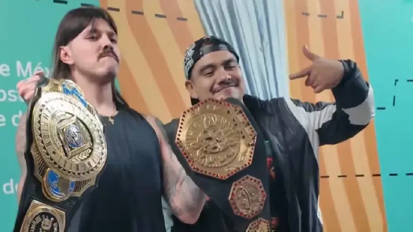 ¡Cruce de campeones! Dominik Mysterio se encontró con Aczino en backstage de Alianzas Triple A