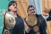 ¡Cruce de campeones! Dominik Mysterio se encontró con Aczino en backstage de Alianzas Triple A