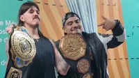 ¡Cruce de campeones! Dominik Mysterio se encontró con Aczino en backstage de Alianzas Triple A