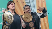 ¡Cruce de campeones! Dominik Mysterio se encontró con Aczino en backstage de Alianzas Triple A