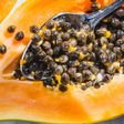 Estos son 5 grandes beneficios por comer semillas de papaya