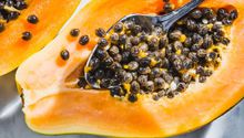 Estos son 5 grandes beneficios por comer semillas de papaya