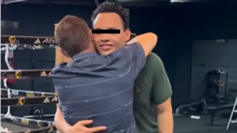 El emotivo reencuentro entre Julio César Chávez y su hijo