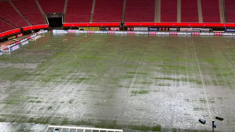 Juego entre Chivas y Tigres es suspendido momentáneamente por lluvia