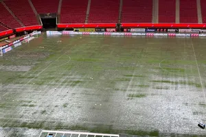 Juego entre Chivas y Tigres es suspendido momentáneamente por lluvia