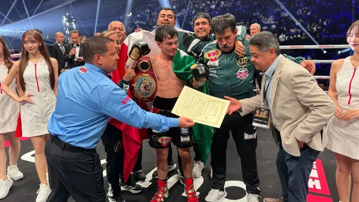 Christian 'Chispa' Medina noqueó a Yoshiki Takei y se coronó como campeón de peso gallo en la OMB