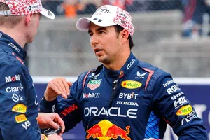 Checo Pérez revela que Max Verstappen fue el primero en felicitarlo por regresar a la Fórmula 1