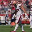 Nick Bosa de los 49ers sale lesionado ante Cardinals y manda señal de desaprobacion a la tribuna
