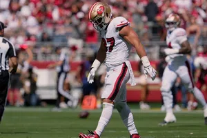 Nick Bosa de los 49ers sale lesionado ante Cardinals y manda señal de desaprobacion a la tribuna