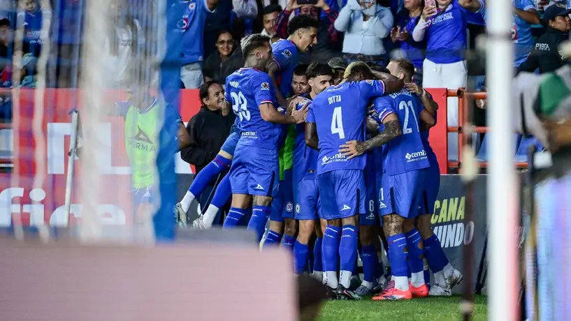 Cruz Azul venció a Pachuca en un partido lleno de polémica