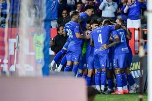 Cruz Azul venció a Pachuca en un partido lleno de polémica