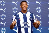 Anthony Martial se lleva susto por alerta sísmica en presentación como jugador de Rayados