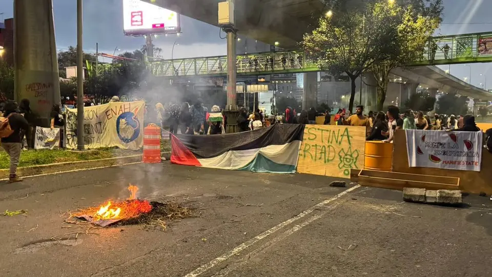 Estudiantes y activistas bloquean Periférico Sur para exigir apoyo a la Flotilla Global Sumud
