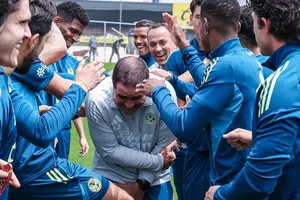 América celebra el cumpleaños de André Jardine en plena preparación para el Clásico Nacional