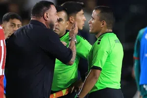 Antonio ‘Turco’ Mohamed es expulsado tras reclamar al árbitro en la Campeones Cup