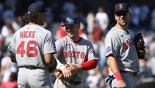 Boston Red Sox apalean a los Yankees en el tercero y aseguran la serie