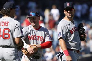 Boston Red Sox apalean a los Yankees en el tercero y aseguran la serie