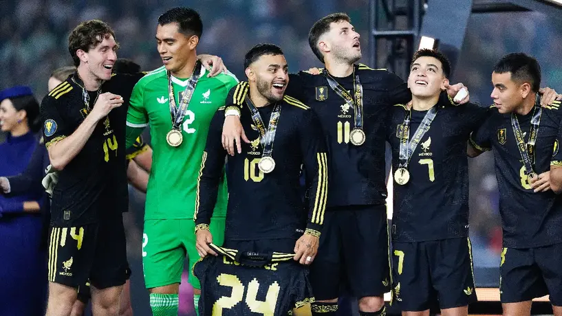 ¡Qué tierno eres, Alexis! Vega firma la ropa de un bebé