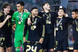 ¡Qué tierno eres, Alexis! Vega firma la ropa de un bebé