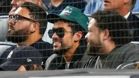 Bad Bunny atrapa una pelota durante juego de los Yankees en postemporada