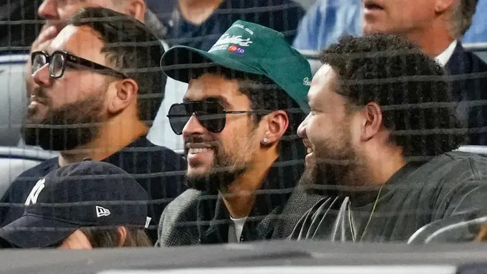 Bad Bunny atrapa una pelota durante juego de los Yankees en postemporada