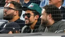 Bad Bunny atrapa una pelota durante juego de los Yankees en postemporada