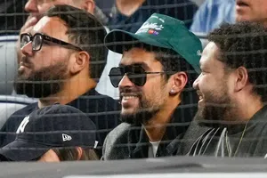 Bad Bunny atrapa una pelota durante juego de los Yankees en postemporada