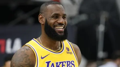 ¡Jugó con todos! LeBron James no se retira; "The Second Decision" fue un comercial