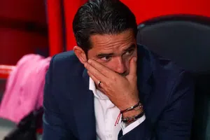 ¡Bienvenida hostil! Afición de Chivas ofende a Fernando Gago en su regreso al Estadio Akron