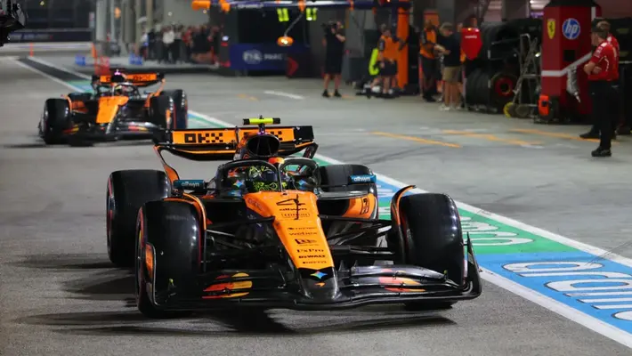 ¿Y las 'Papaya Rules'? Norris y Piastri protagonizan "choque" en el Gran Premio de Singapur