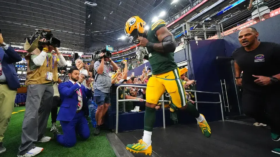 Micah Parsons regresa al AT&T ahora como Packers; Así lo recibió la afición de Dallas