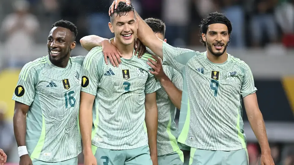 Quiñones humilla a Santiago Giménez y Raúl Jimenez en las medias del EA FC 26