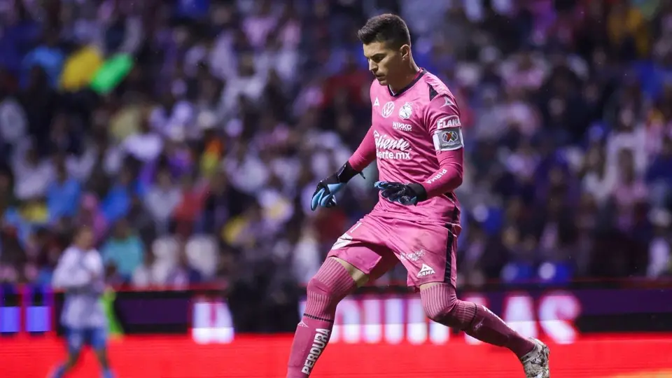 Julio González 'se come' el segundo gol de Chivas en la victoria del Rebaño ante Puebla