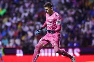 Julio González 'se come' el segundo gol de Chivas en la victoria del Rebaño ante Puebla