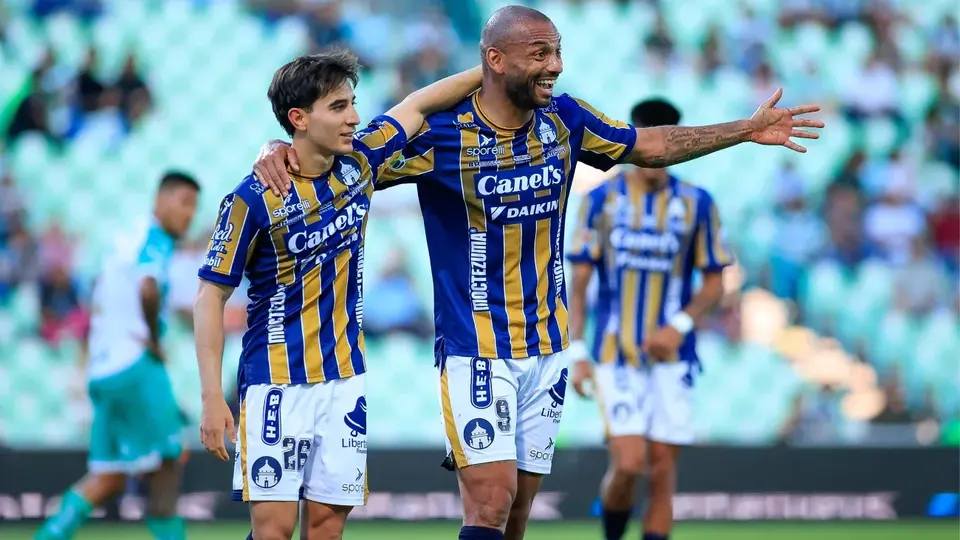 Atlético San Luis aplasta a Santos en Torreón con doblete de Joao Pedro