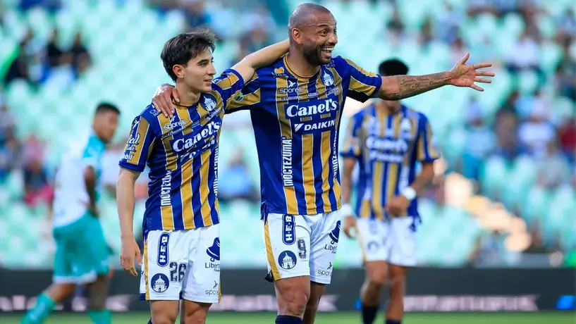 Atlético San Luis aplasta a Santos en Torreón con doblete de Joao Pedro