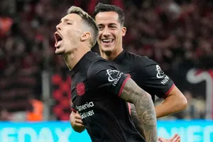¡Doble dosis de Grimaldo! Bayer Leverkusen consigue su primera victoria ante Frankfurt