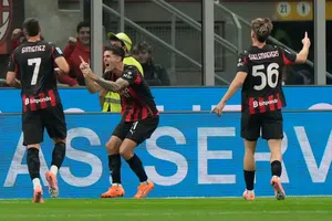 Con Santiago Giménez como titular, AC Milan venció a Napoli y toma el liderato