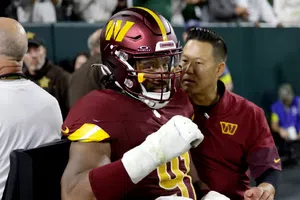 Commanders: Wise se perderá resto de temporada por cuádriceps y Ekeler tendría rotura de Aquiles