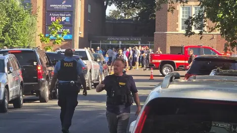 VIDEO / Masacre en escuela católica de Minneapolis: hay varios niños muertos y heridos