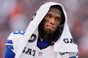 Con la lesión de tobillo de CeeDee Lamb, la ofensiva de Cowboys se estanca en derrota ante los Bears